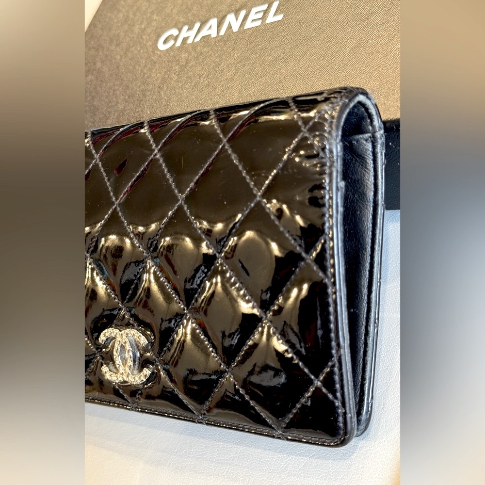 CHANEL Patent Quilted Brilliant Yen Wallet w. Box - Picture 8 of 8